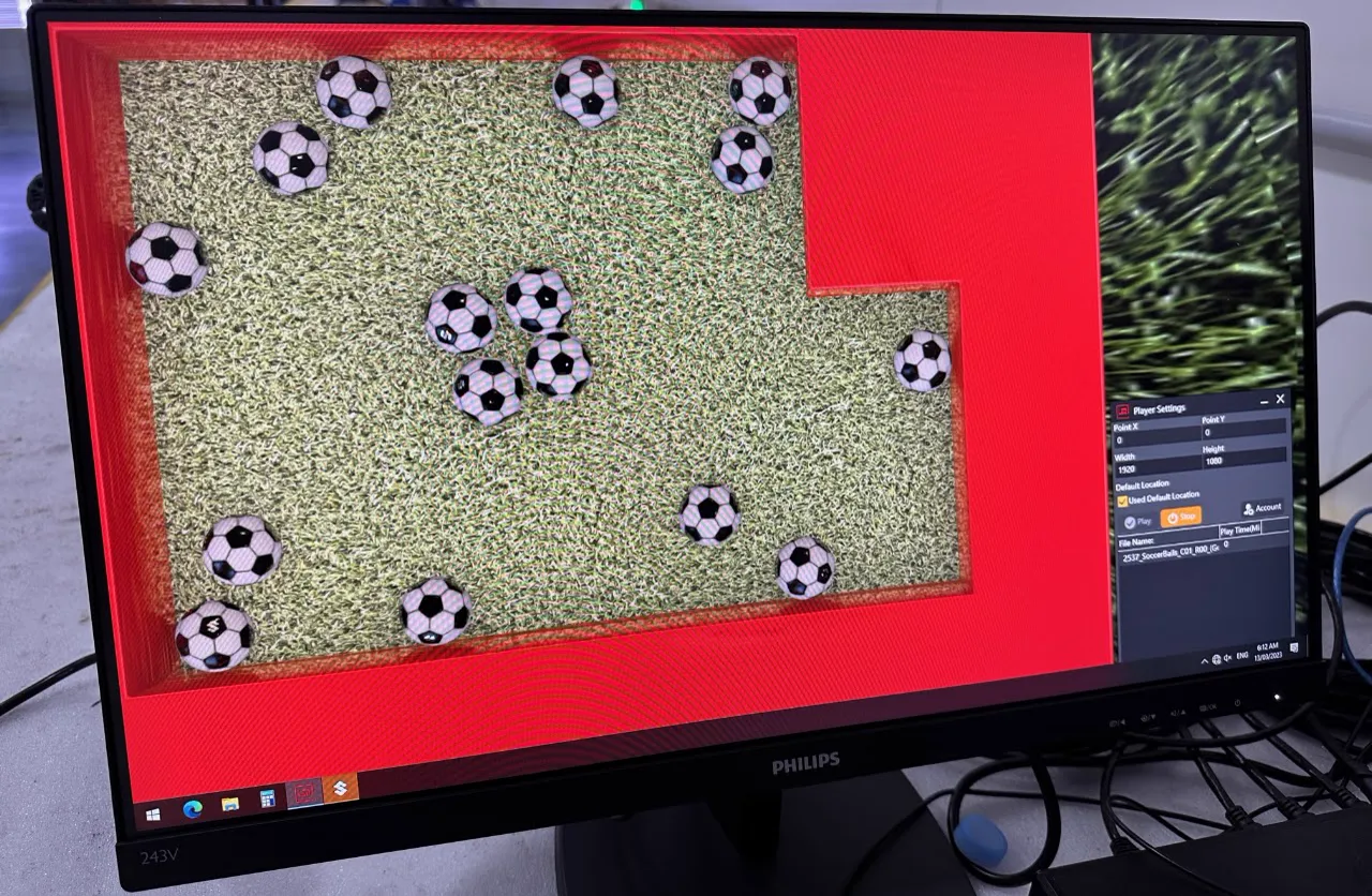 Jogo de bolas de futebol interativo em teste no monitor