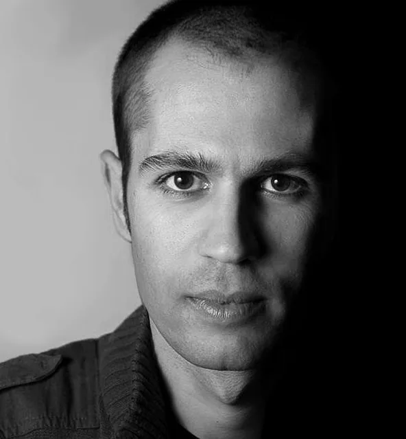 Retrato a preto e branco de Nuno Lopes, com metade do rosto na sombra